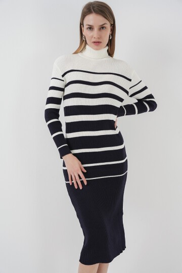 Merterium 15841 Boğazlı Lacivert Beyaz Triko Elbise