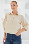 Merterium Kadın Kol Detaylı Bej Crop Gömlek 20246